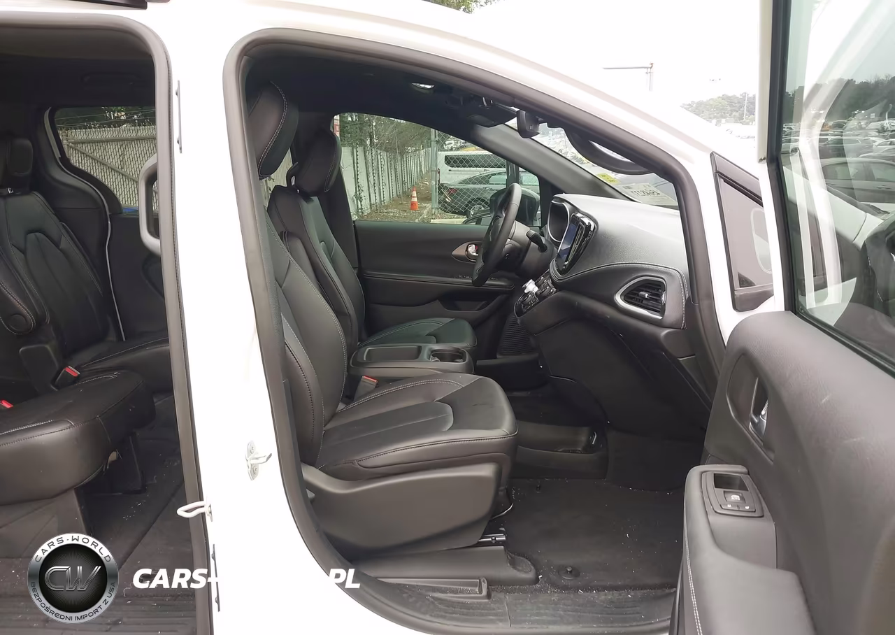 2026 Chrysler Pacifica Select VIN:2C4RC1BG0TR197793 - 5