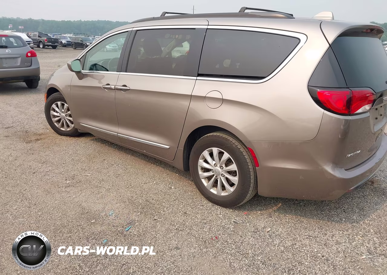 2017 Chrysler Pacifica Touring-L VIN:2C4RC1BG7HR705331 - 3