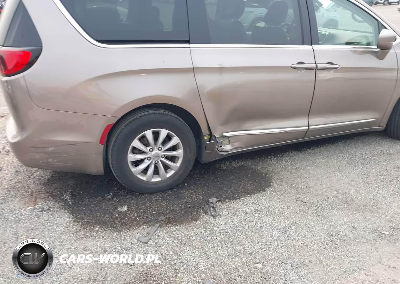 2017 Chrysler Pacifica Touring-L VIN:2C4RC1BG7HR705331 - 6