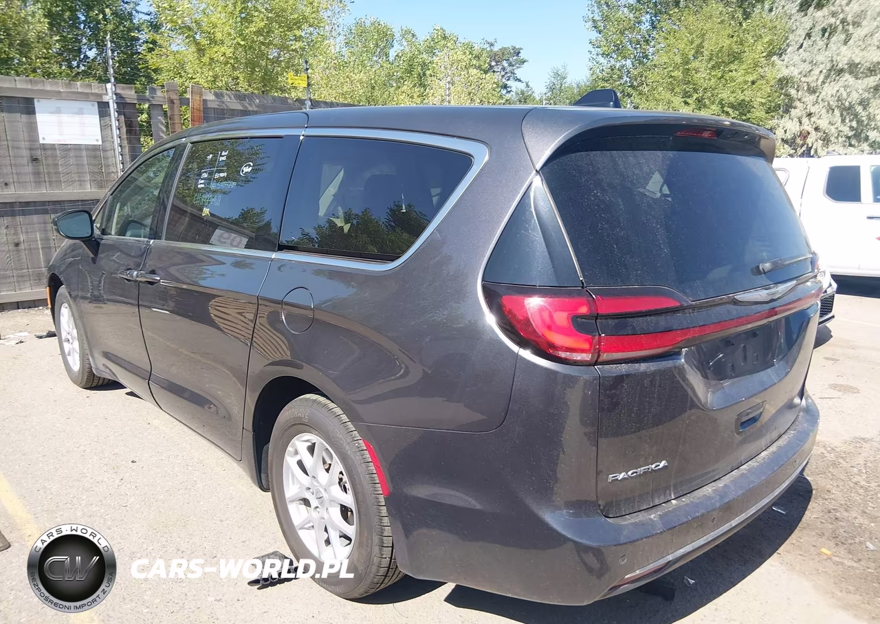 2023 Chrysler Pacifica Touring L VIN:2C4RC1BG4PR574194 - 3