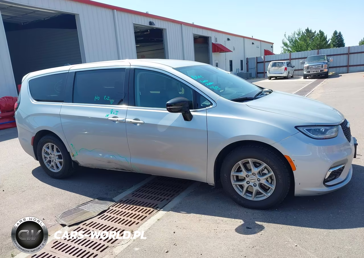 2024 Chrysler Pacifica Touring L VIN:2C4RC1BG8RR167482 - 13