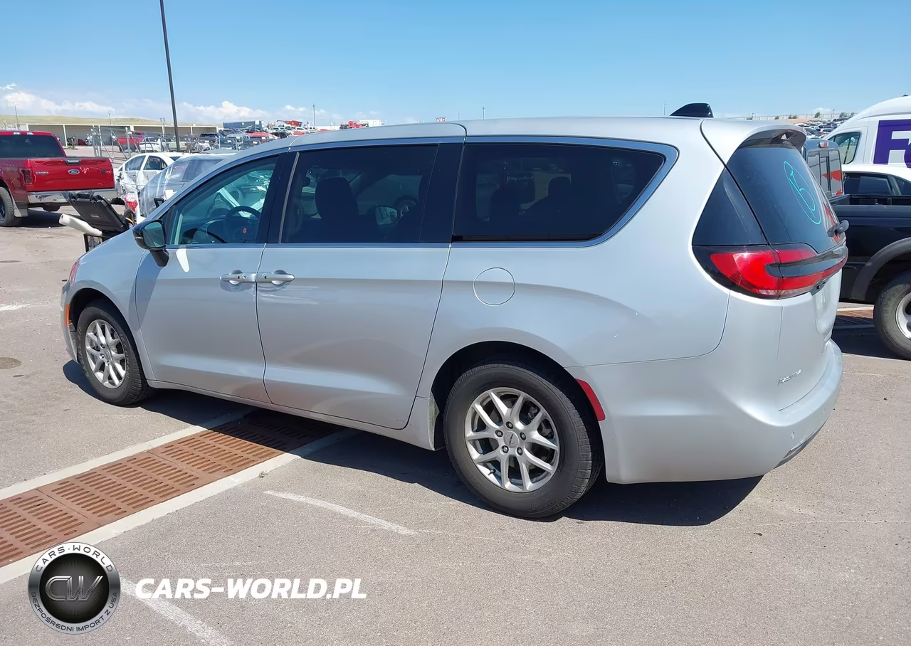 2024 Chrysler Pacifica Touring L VIN:2C4RC1BG8RR167482 - 3
