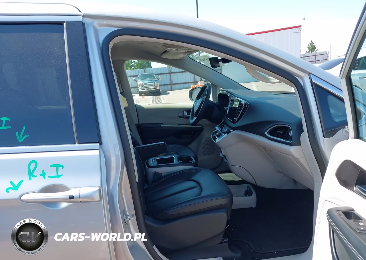 2024 Chrysler Pacifica Touring L VIN:2C4RC1BG8RR167482 - 5