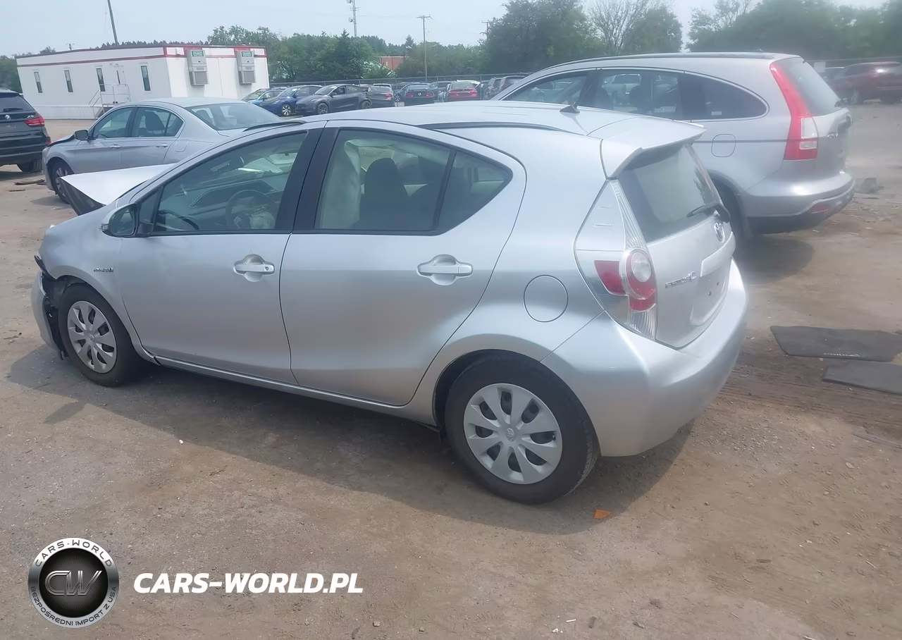 2013 Toyota Prius C Two VIN:JTDKDTB3XD1046831 - 3