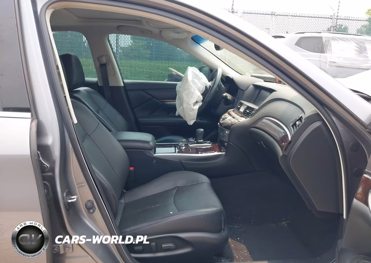 2019 Infiniti Q70 3.7X Luxe VIN:JN1BY1AR2KM585909 - 5
