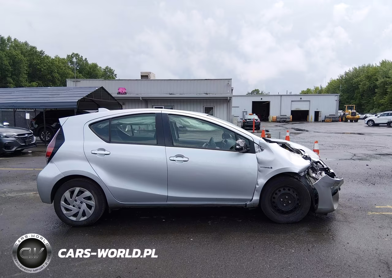 2015 Toyota Prius C Two VIN:JTDKDTB35F1107313 - 13