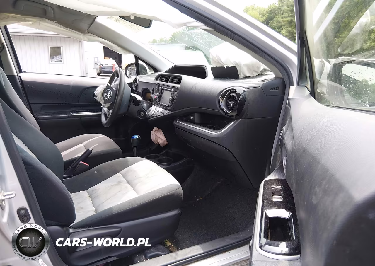 2015 Toyota Prius C Two VIN:JTDKDTB35F1107313 - 5