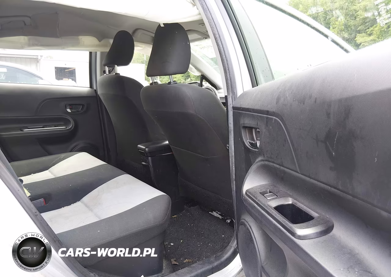 2015 Toyota Prius C Two VIN:JTDKDTB35F1107313 - 8