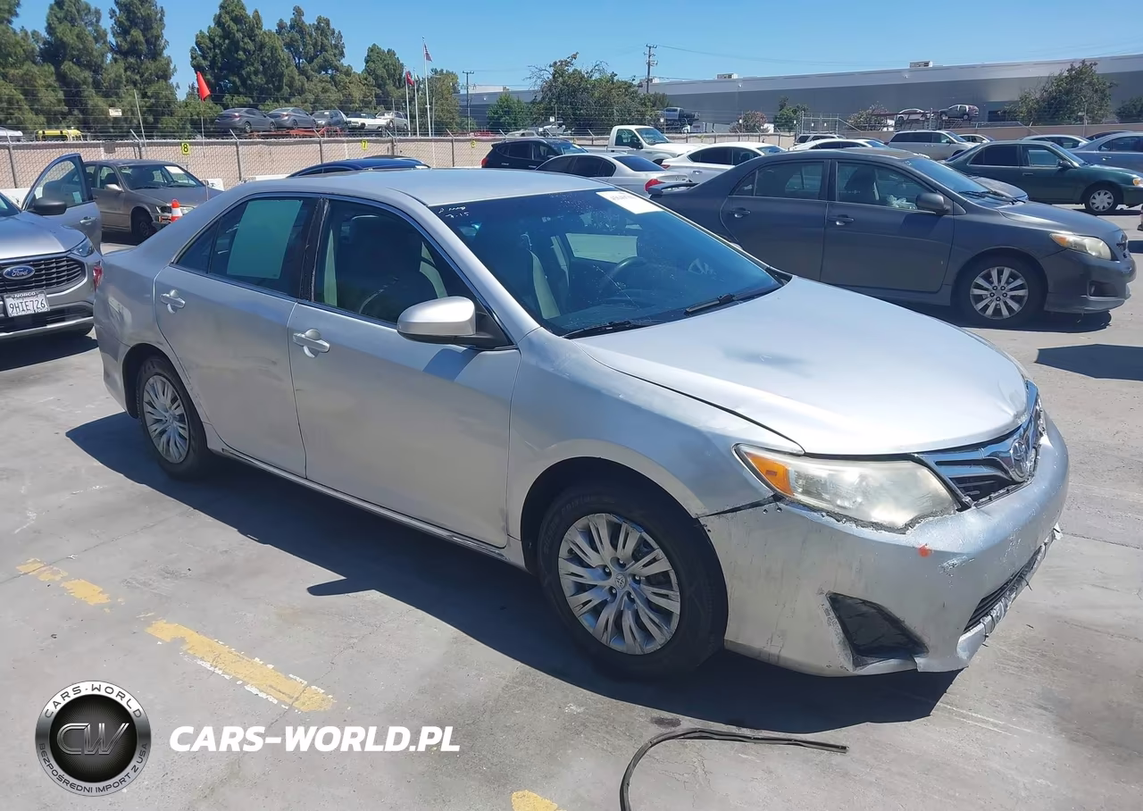 2014 Toyota Camry Le – zdjęcie 1 z 16