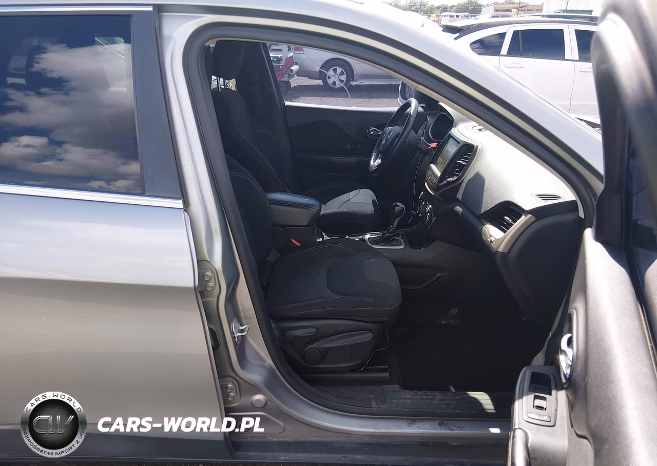 2015 Jeep Cherokee Latitude VIN:1C4PJLCB5FW597419 - 5