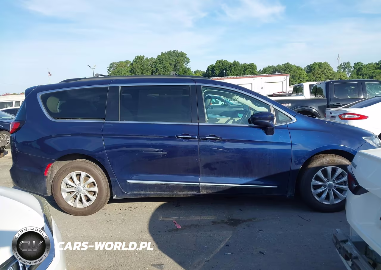 2017 Chrysler Pacifica Touring-L VIN:2C4RC1BG4HR785445 - 13