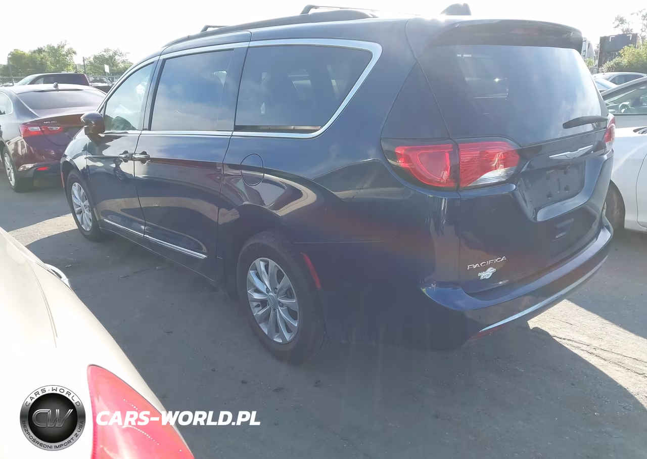 2017 Chrysler Pacifica Touring-L VIN:2C4RC1BG4HR785445 - 3