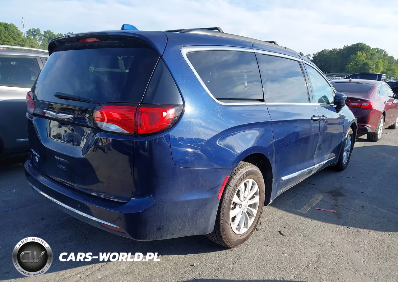 2017 Chrysler Pacifica Touring-L VIN:2C4RC1BG4HR785445 - 4