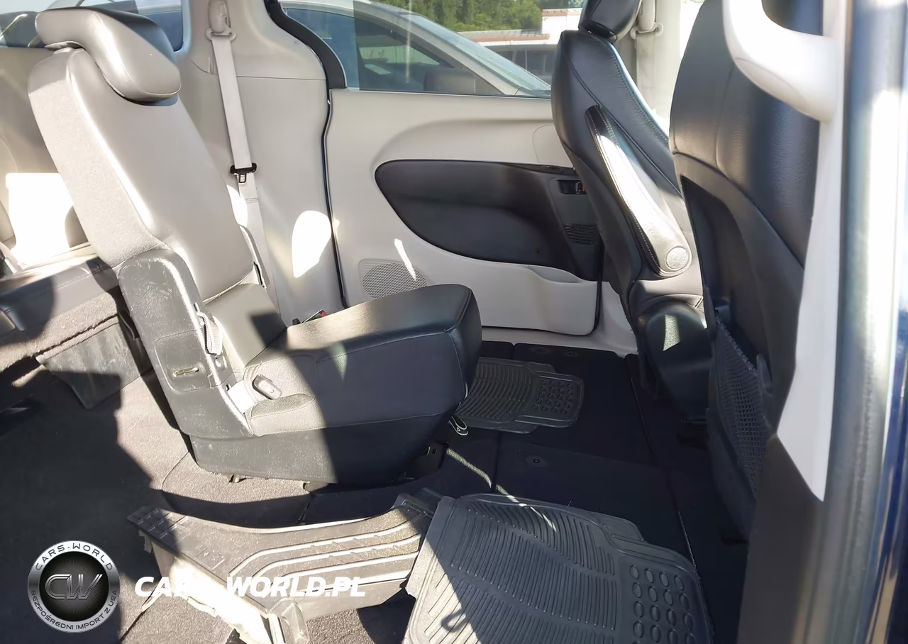 2017 Chrysler Pacifica Touring-L VIN:2C4RC1BG4HR785445 - 8