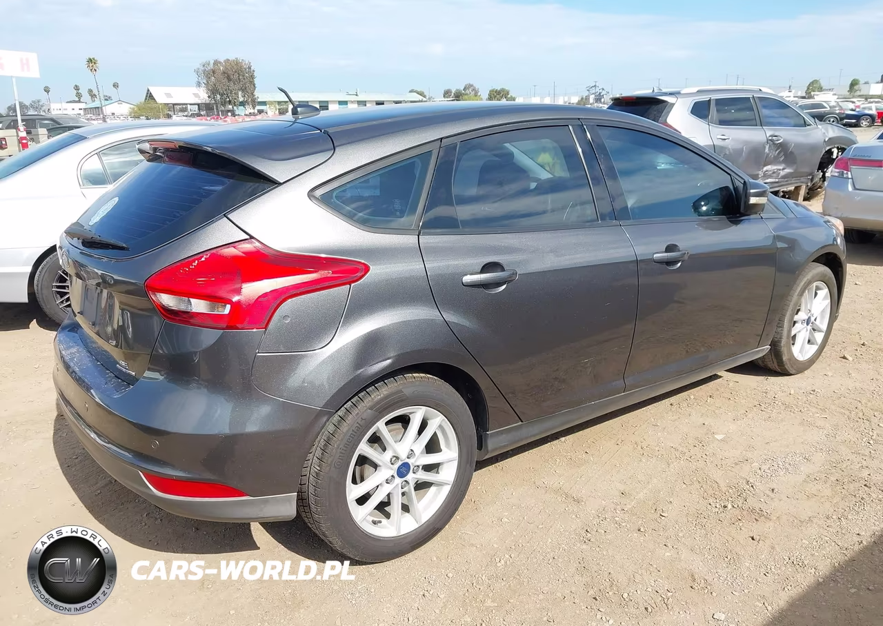 2015 Ford Focus Se VIN:1FADP3K26FL370511 - 4
