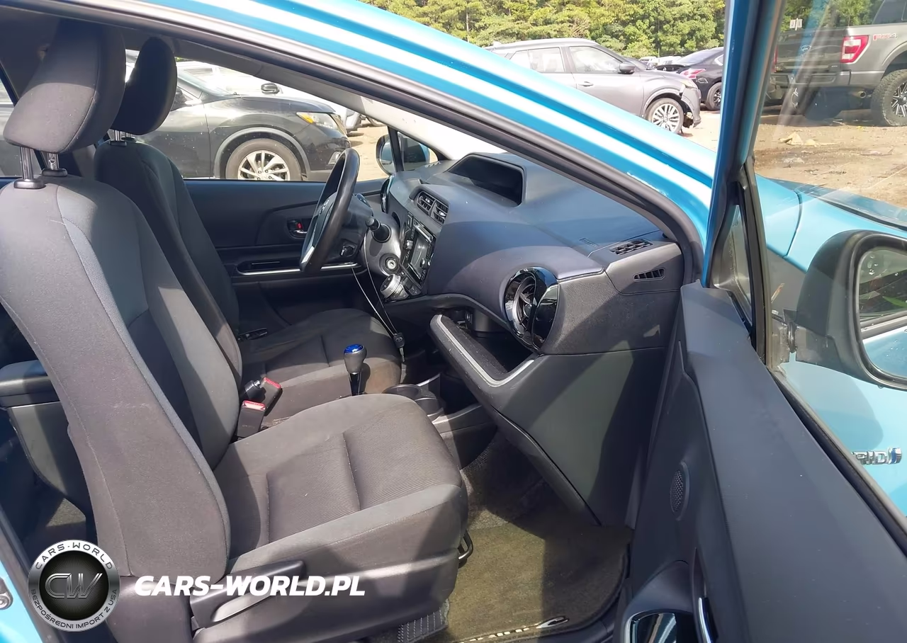 2015 Toyota Prius C Two VIN:JTDKDTB34F1109568 - 5