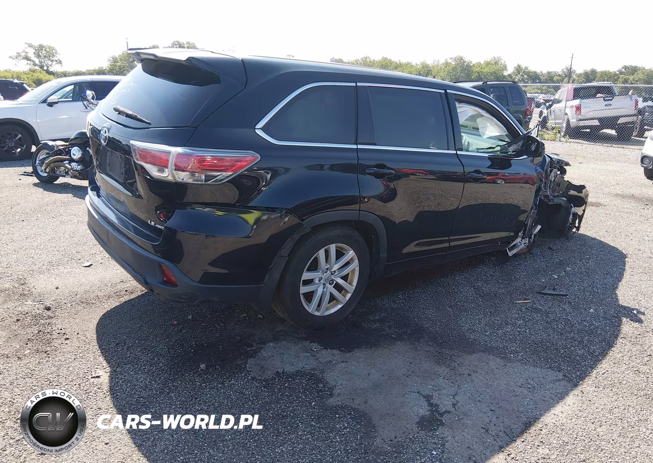 2015 Toyota Highlander Le V6 VIN:5TDBKRFHXFS195227 - 4