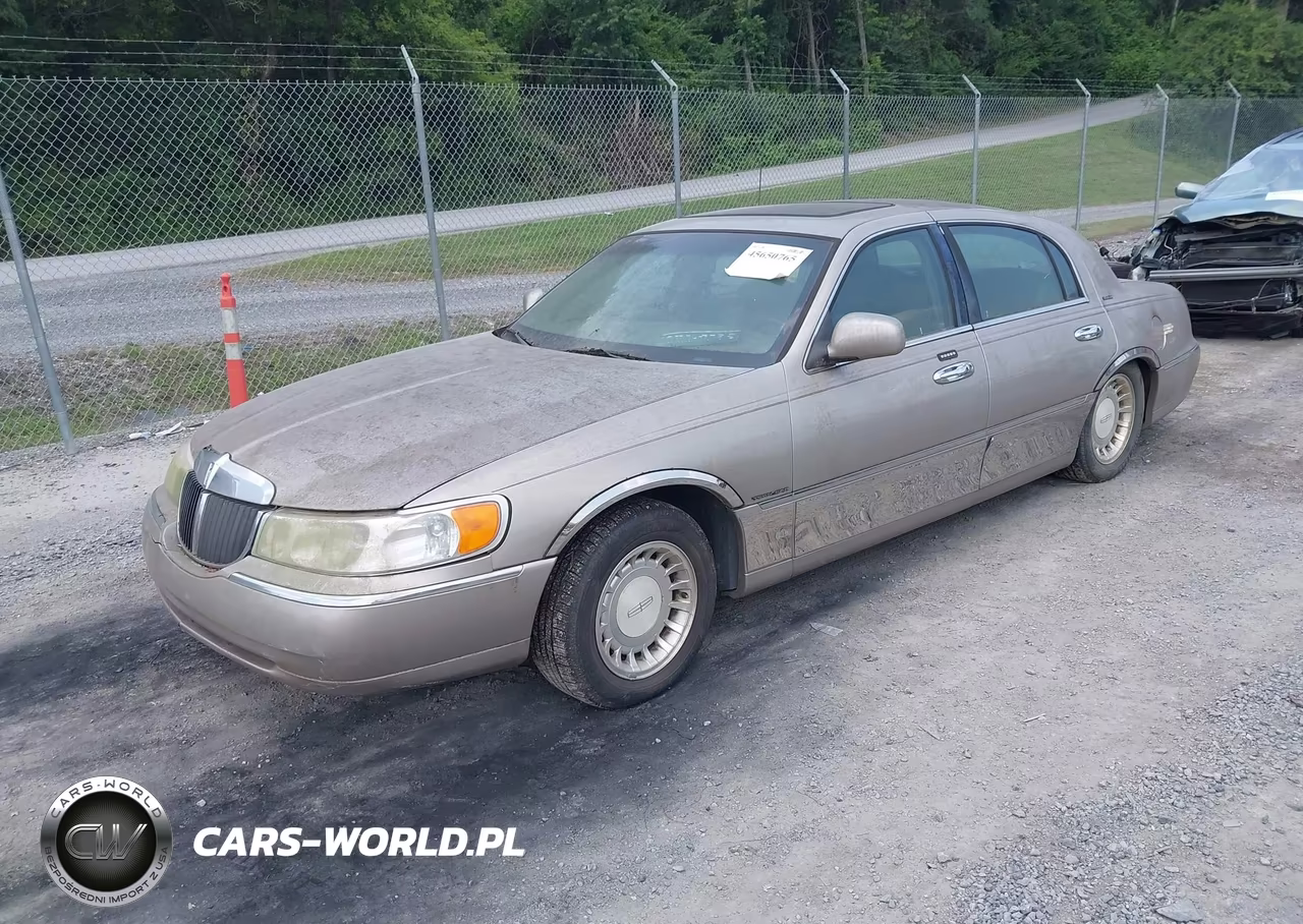 2001 Lincoln Town Car Executive VIN:1LNHM81W11Y733634 - 2