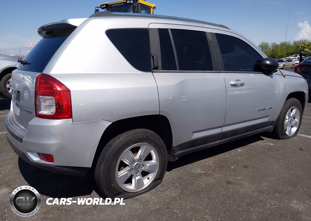 2013 Jeep Compass Latitude VIN:1C4NJCEA9DD258277 - 4