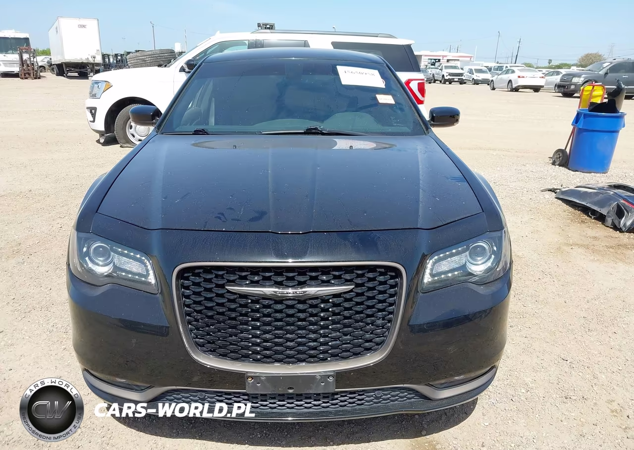 2018 Chrysler 300 300S VIN:2C3CCABG5JH190884 - 13