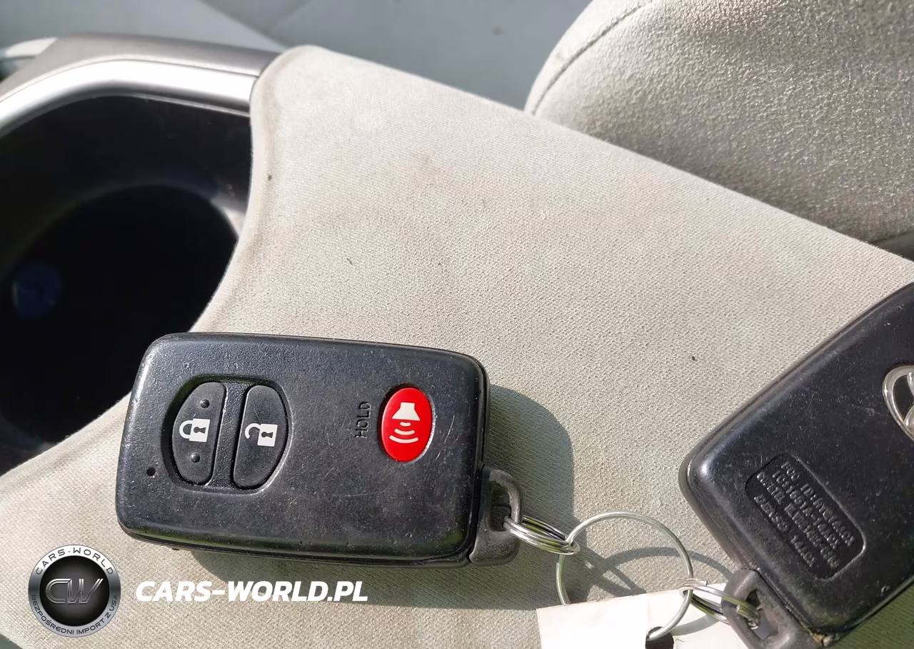 2014 Toyota Prius Two VIN:JTDKN3DU2E1772784 - 11