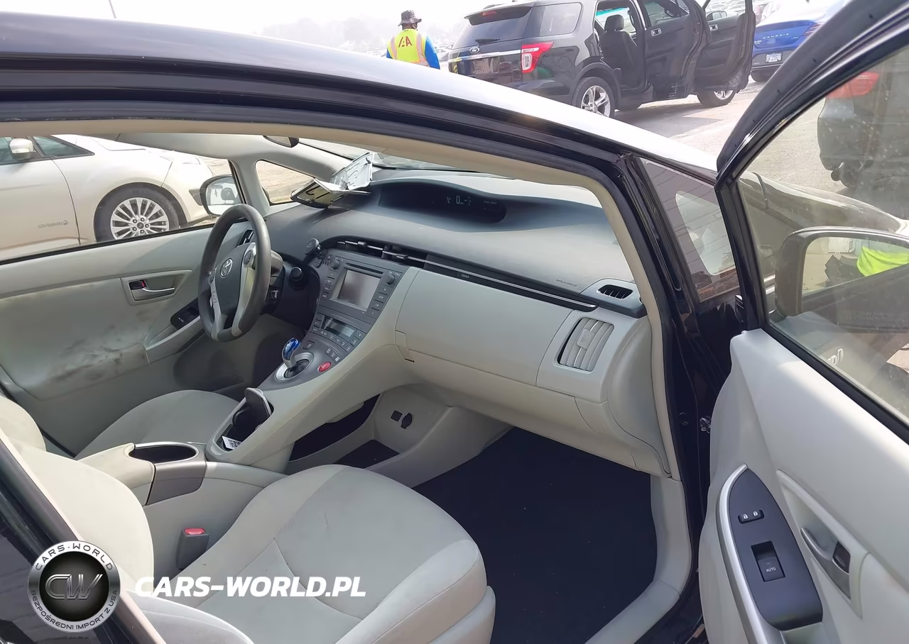 2014 Toyota Prius Two VIN:JTDKN3DU2E1772784 - 5
