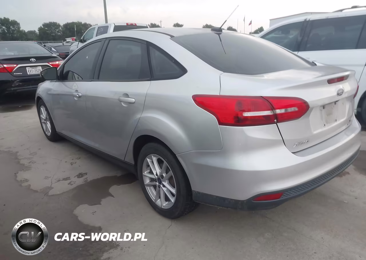 2015 Ford Focus Se VIN:1FADP3F22FL325611 - 3