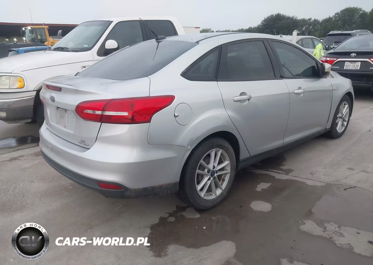 2015 Ford Focus Se VIN:1FADP3F22FL325611 - 4