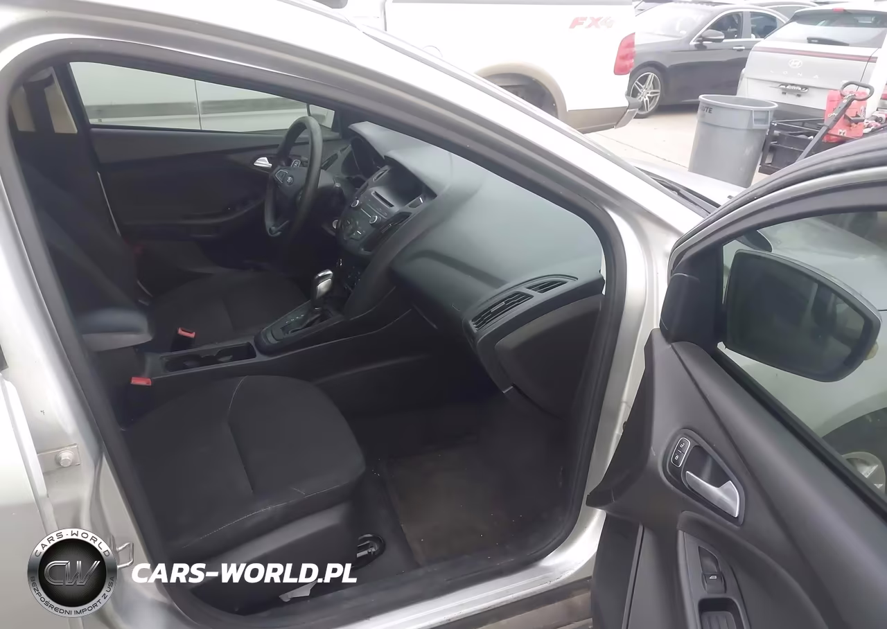2015 Ford Focus Se VIN:1FADP3F22FL325611 - 5