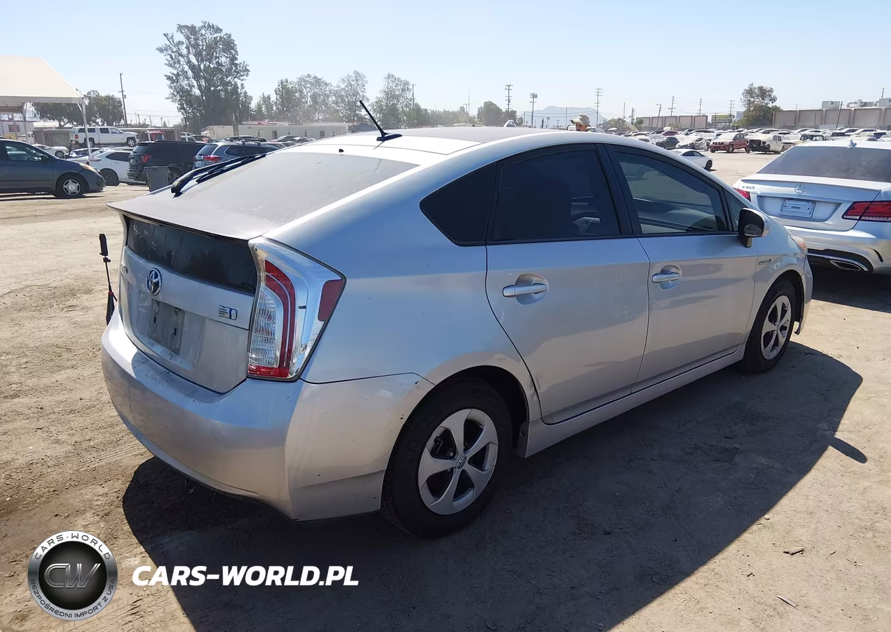 2014 Toyota Prius Three VIN:JTDKN3DU0E0382465 - 4