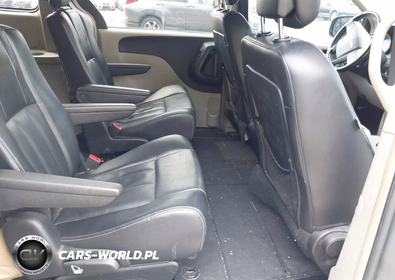 2015 Chrysler Town & Country Touring VIN:2C4RC1BG1FR588147 - 8