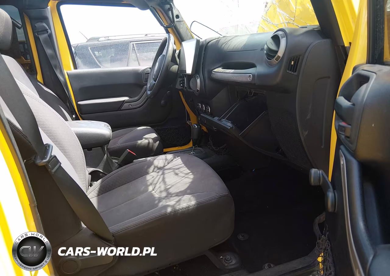 2015 Jeep Wrangler Unlimited Sport VIN:1C4BJWDGXFL592109 - 5
