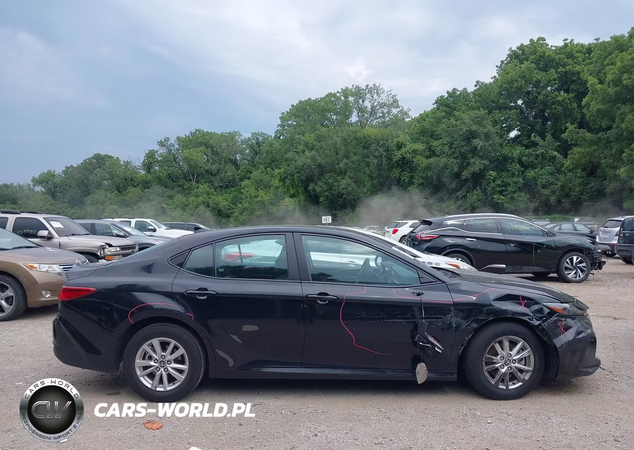 2025 Toyota Camry Le VIN:4T1DAACK5SU526326 - 13