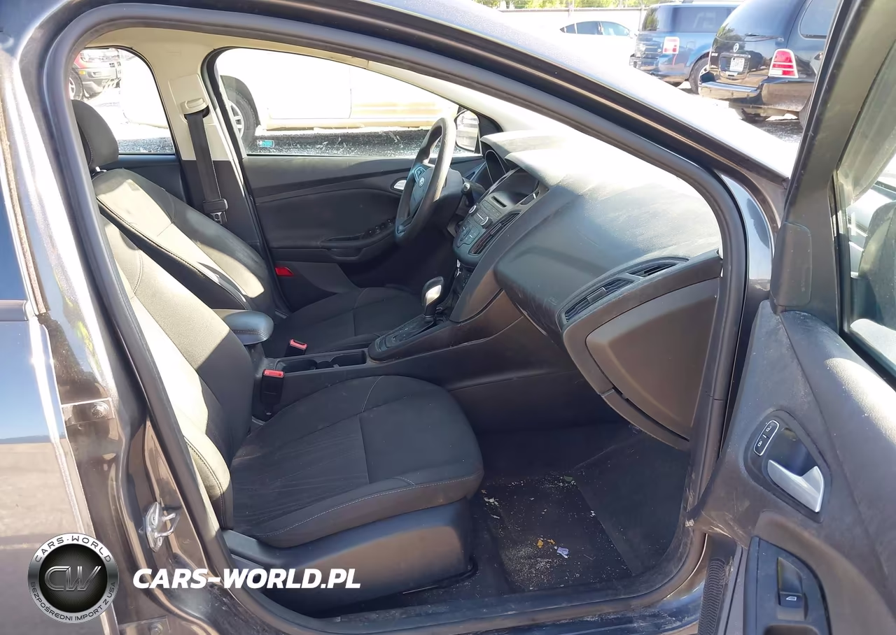 2017 Ford Focus Se VIN:1FADP3K22HL303648 - 5