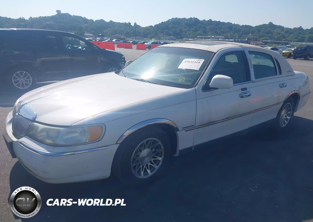 2002 Lincoln Town Car Signature VIN:1LNHM82WX2Y667648 - 2