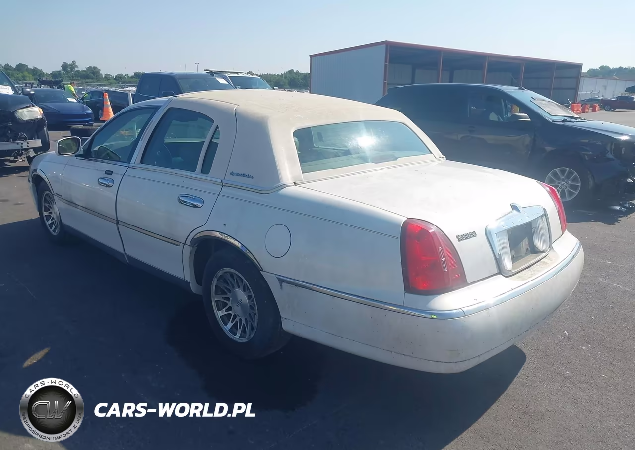 2002 Lincoln Town Car Signature VIN:1LNHM82WX2Y667648 - 3