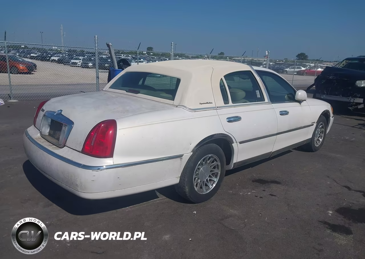 2002 Lincoln Town Car Signature VIN:1LNHM82WX2Y667648 - 4