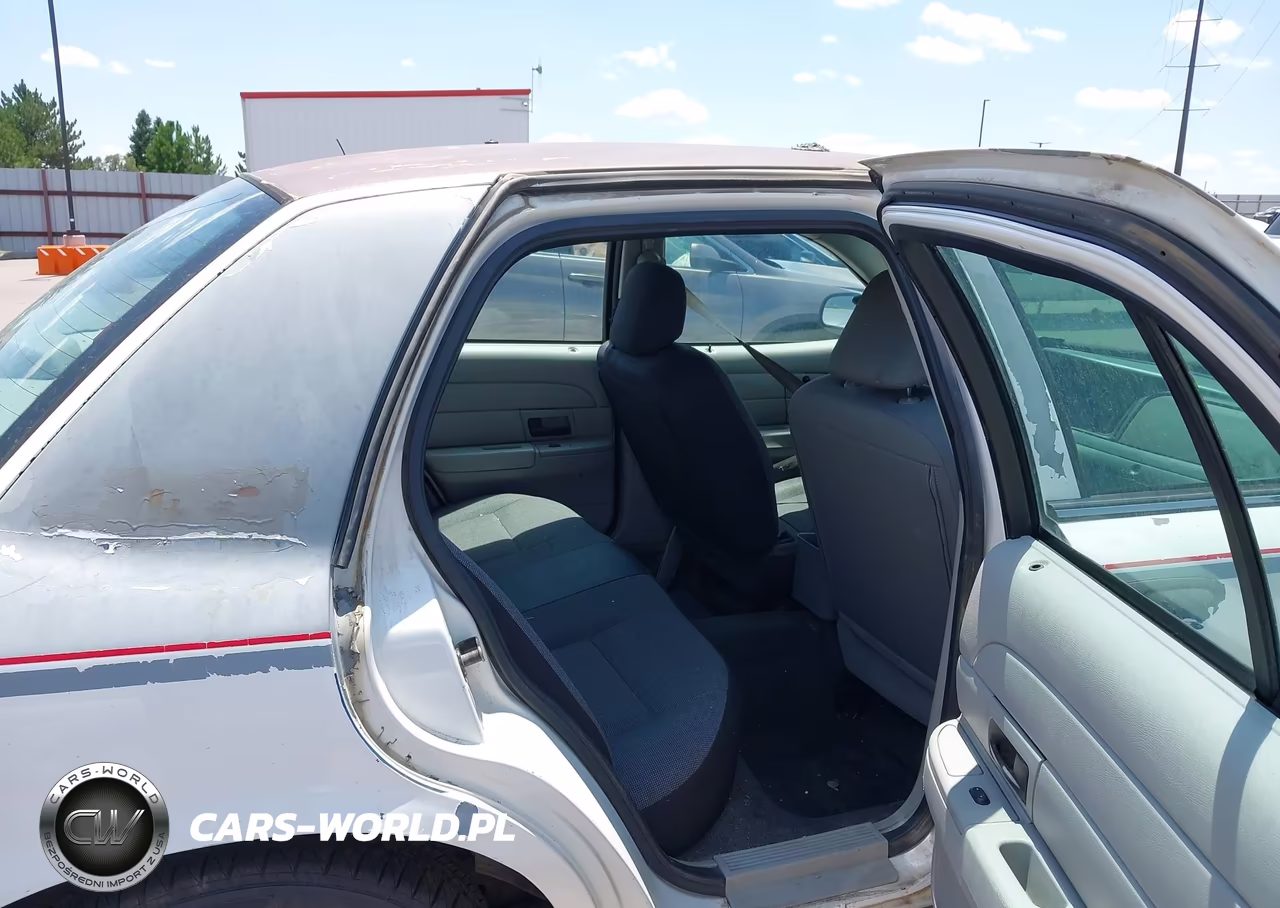 2005 Ford Crown Victoria Police VIN:2FAHP71W35X165890 - 8