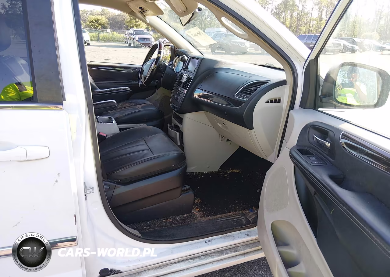 2016 Chrysler Town & Country Touring VIN:2C4RC1BGXGR206408 - 5