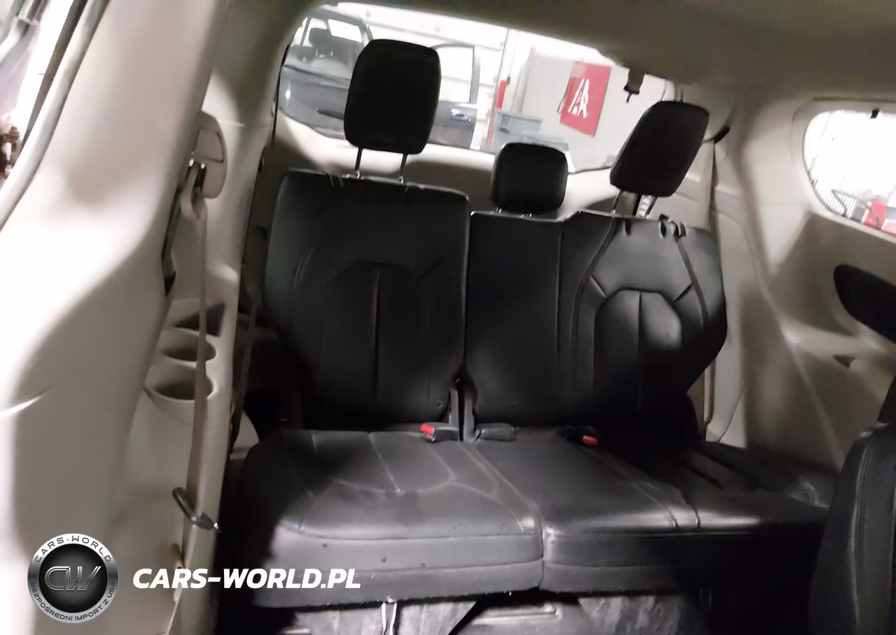 2018 Chrysler Pacifica Touring L VIN:2C4RC1BG2JR110070 - 19