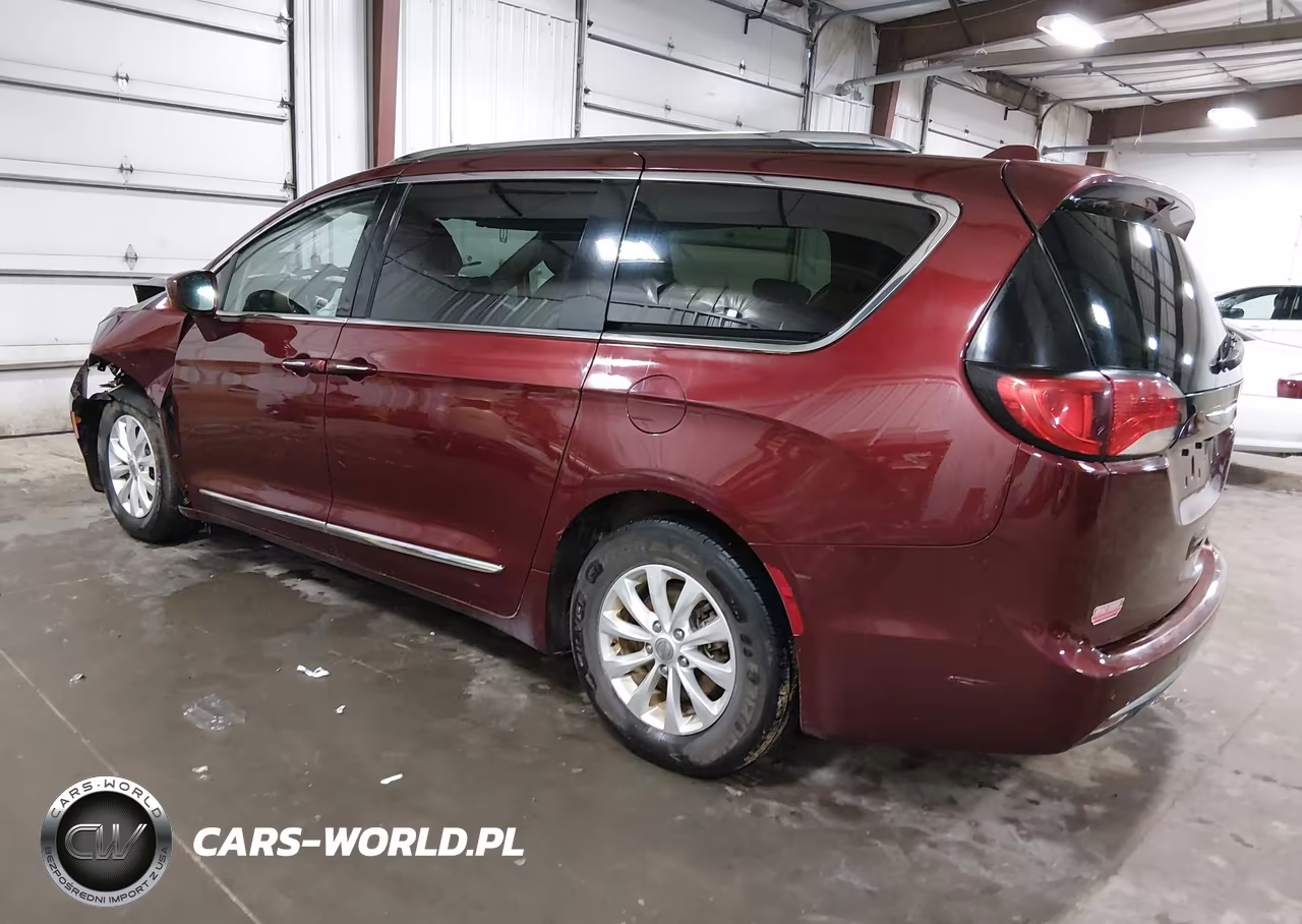 2018 Chrysler Pacifica Touring L VIN:2C4RC1BG2JR110070 - 3