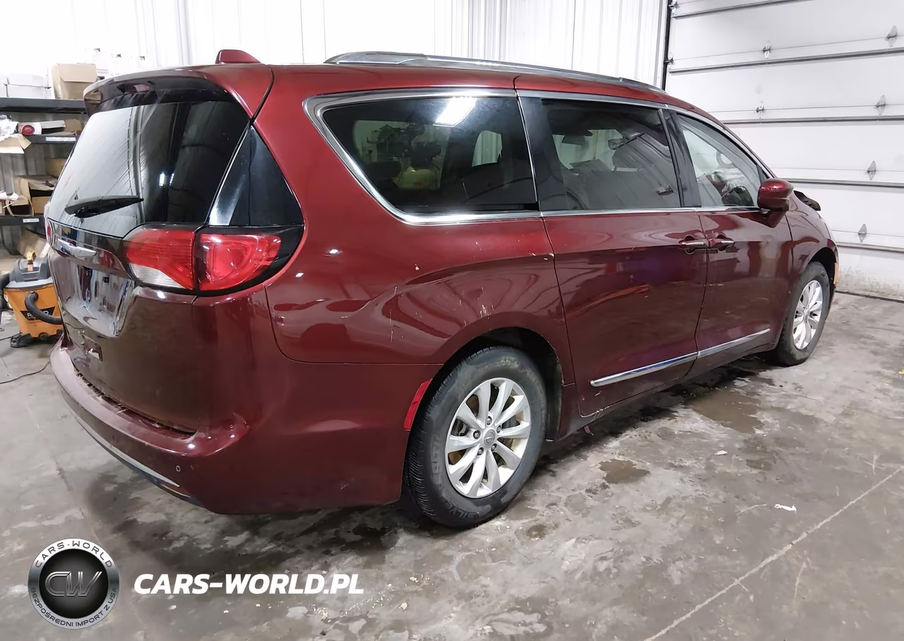 2018 Chrysler Pacifica Touring L VIN:2C4RC1BG2JR110070 - 4