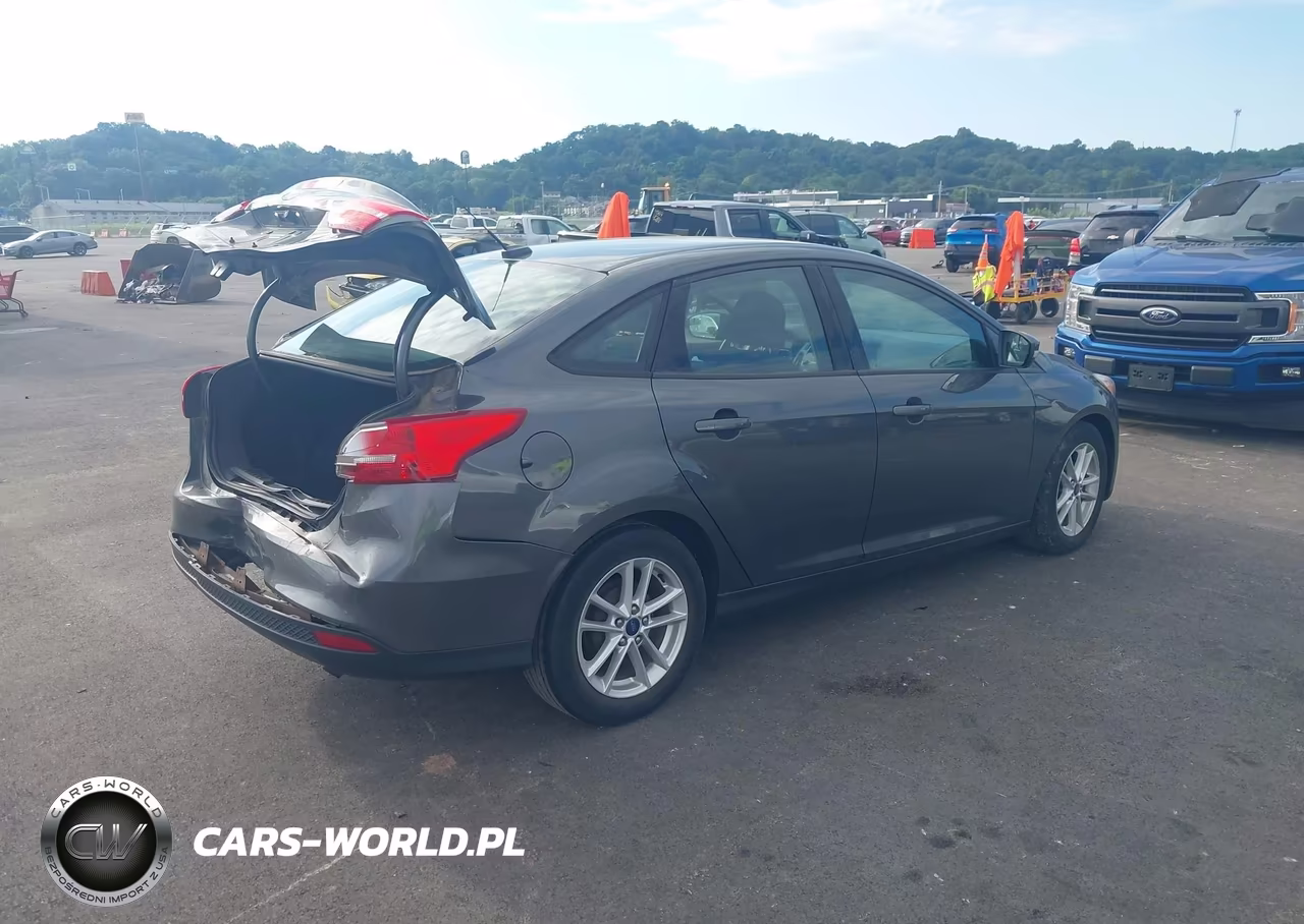2017 Ford Focus Se VIN:1FADP3F24HL221785 - 4