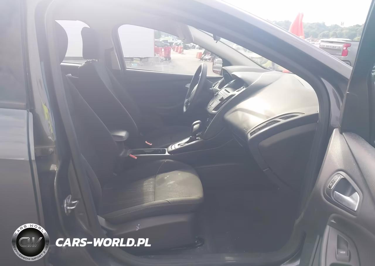 2017 Ford Focus Se VIN:1FADP3F24HL221785 - 5