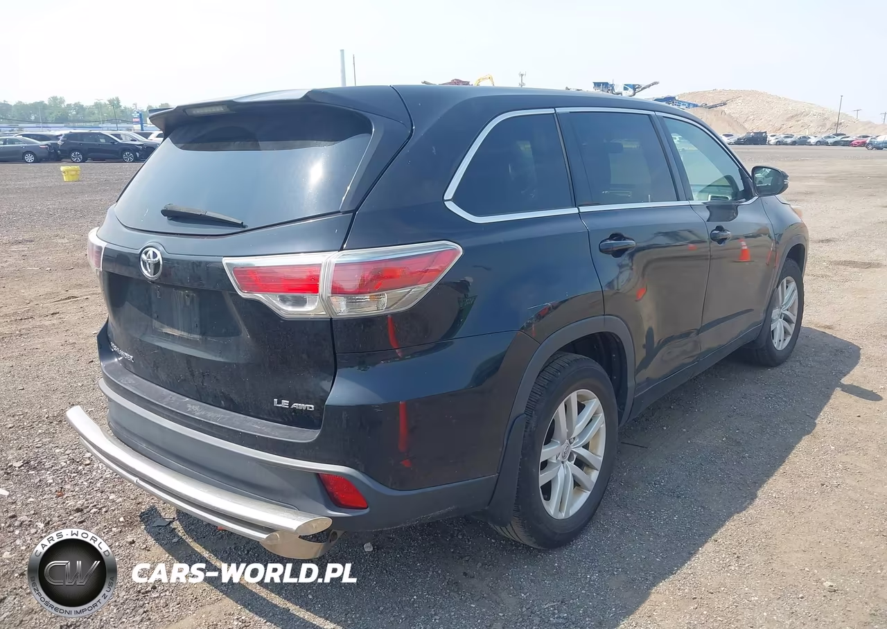 2015 Toyota Highlander Le V6 VIN:5TDBKRFH2FS152646 - 4