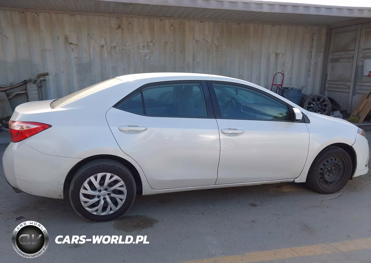 2018 Toyota Corolla Le VIN:5YFBURHE7JP759186 - 13