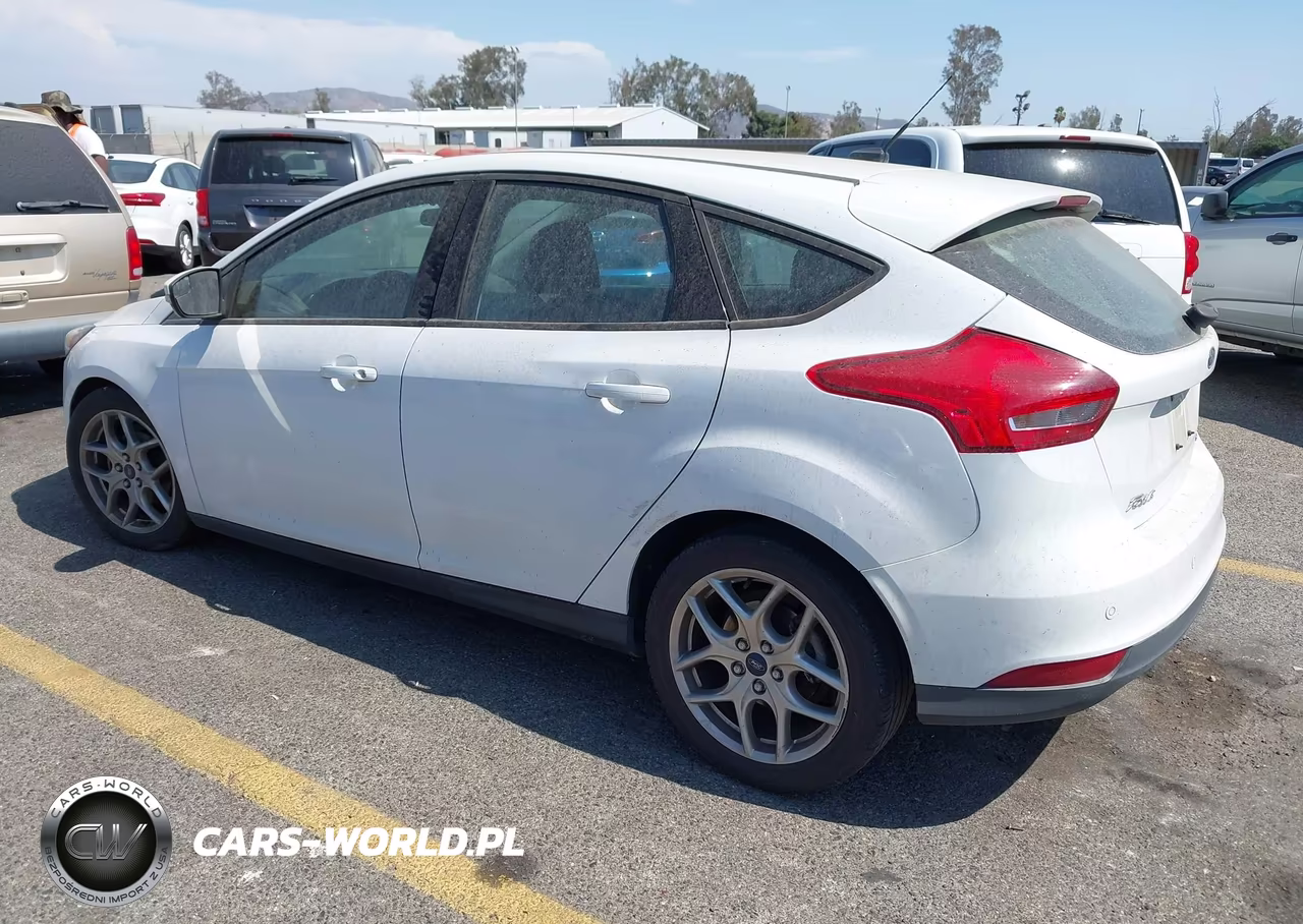 2015 Ford Focus Se VIN:1FADP3K28FL385866 - 3