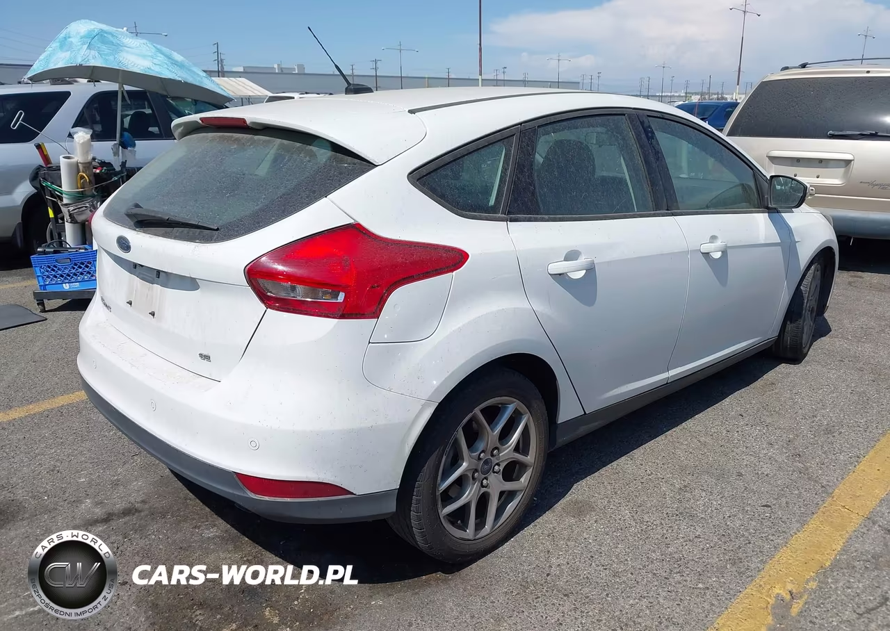 2015 Ford Focus Se VIN:1FADP3K28FL385866 - 4