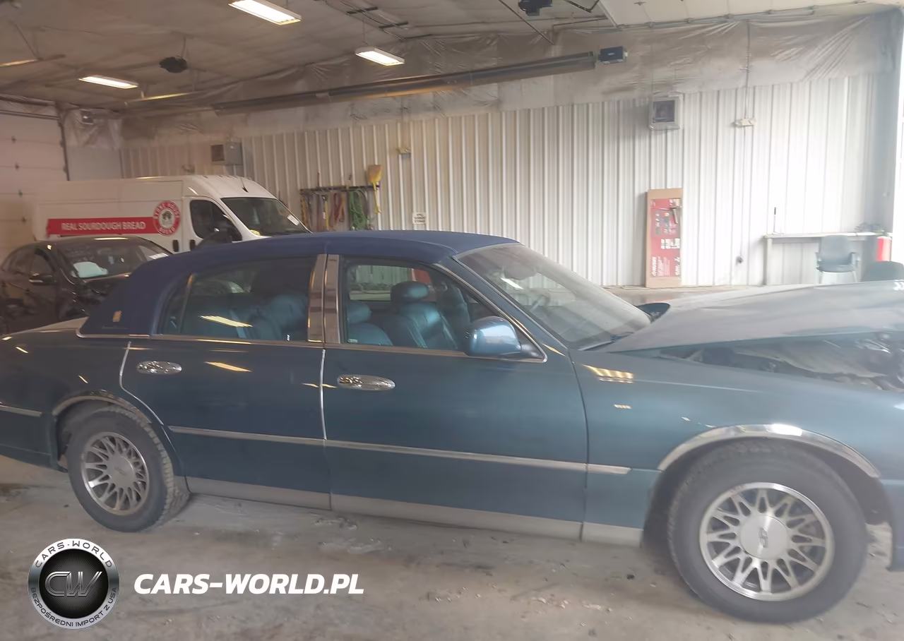 2001 Lincoln Town Car Signature VIN:1LNHM82W61Y737516 - 13
