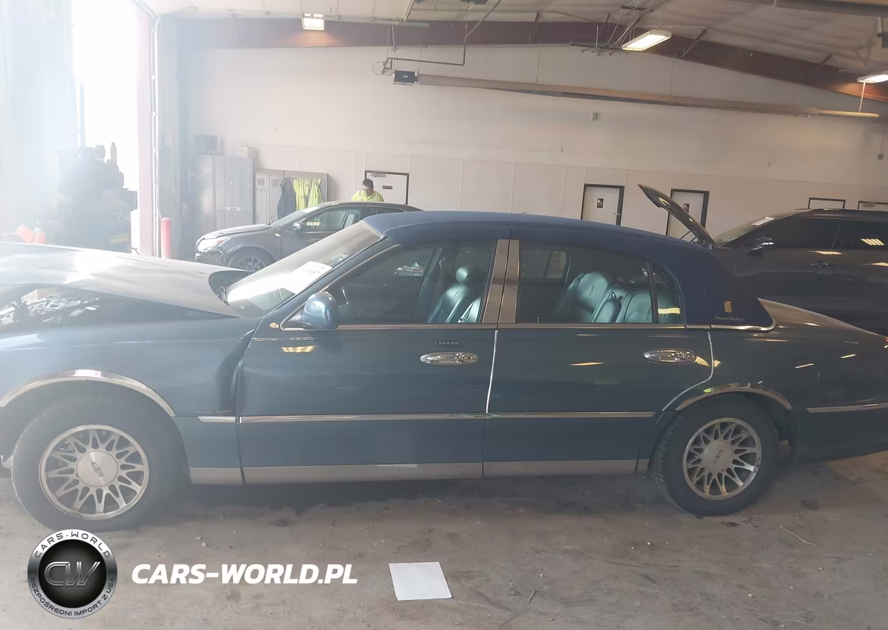 2001 Lincoln Town Car Signature VIN:1LNHM82W61Y737516 - 14